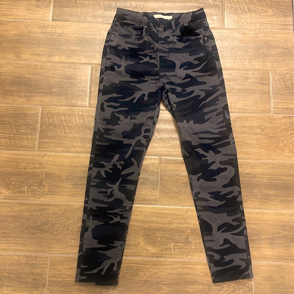 Women’s Levi’s 721 High Rise Skinny Ankle Black Camouflage Jeans size 27